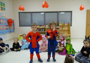 Ksawcio i Wojtuś prezentują stroje Spidermana